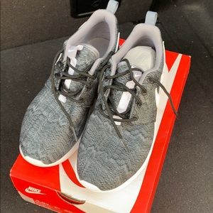 never worn, nike Roshes
